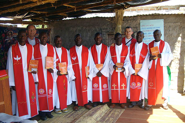Mozambique’s newly ordained pastors pose with TEE instructors Rev. Carlos Winterle (back left) and Rev. André Plamer (back right).