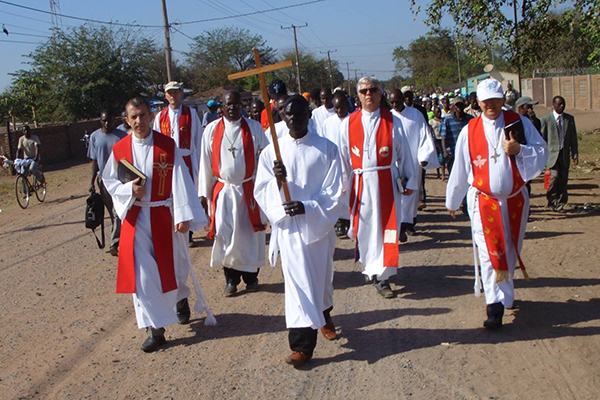 More than a thousand people march through the Vila de Sena on the way to the ordination of Mozambique’s first Lutheran pastors.